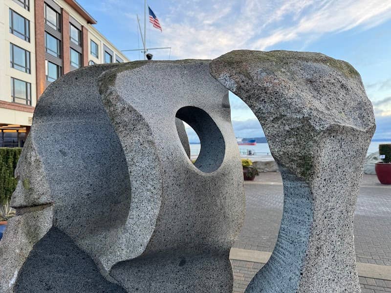 Familial Bonds Statue - Image 1