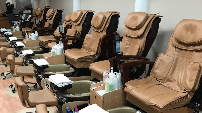 Lake Square Nails & Spa - Image 1