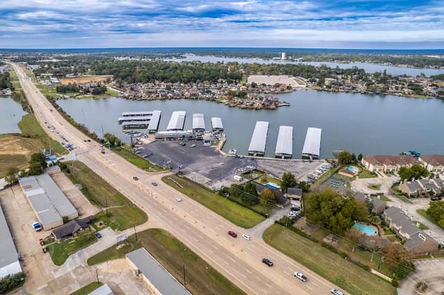 April Plaza Marina & Boat Rentals - Image 2