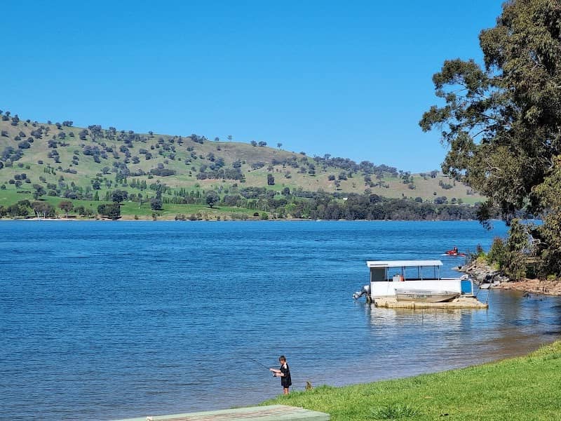 Lake Hume Tourist Park Beach Area - Image 1