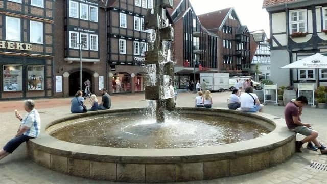 Stadtbrunnen, Wunstorf - Gertrud Wedemeyer (1981) - Image 1