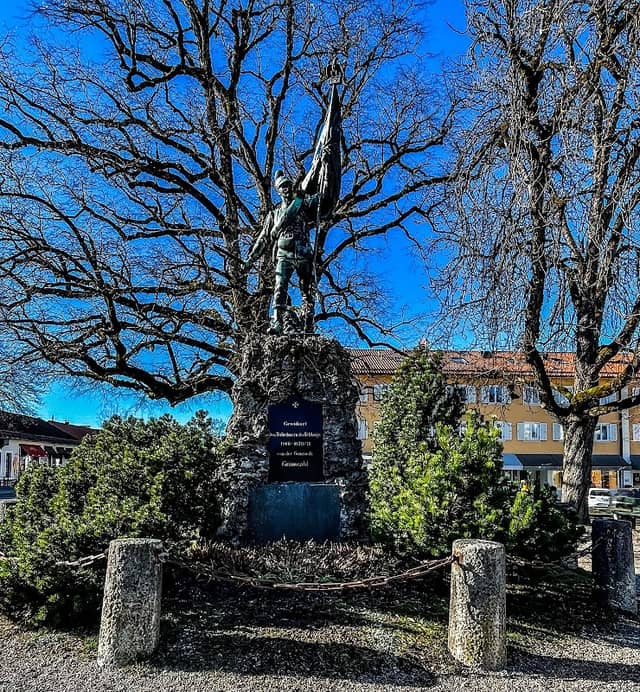 Ehrendenkmal der Gemeinde Grünwald - Image 1