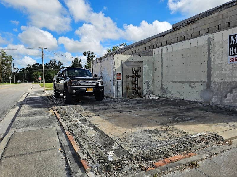 bank safe in street - Image 2