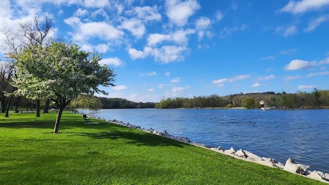 Riverside Park - Image 2