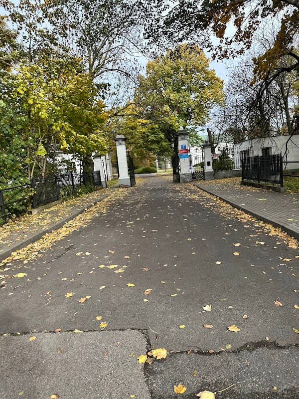 Zabytkowa Brama - Pałac w Falentach - Image 1