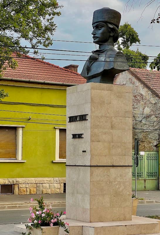 Avram Iancu statue - Image 2