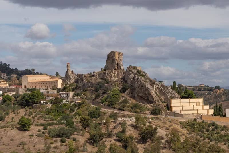 Percorsi di Arte Urbana "Strada dell'Enogastronomia" - Castello di Pietrarossa - Image 1