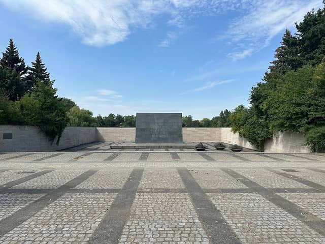 Ehrenmal am Schwanenteich - Image 2