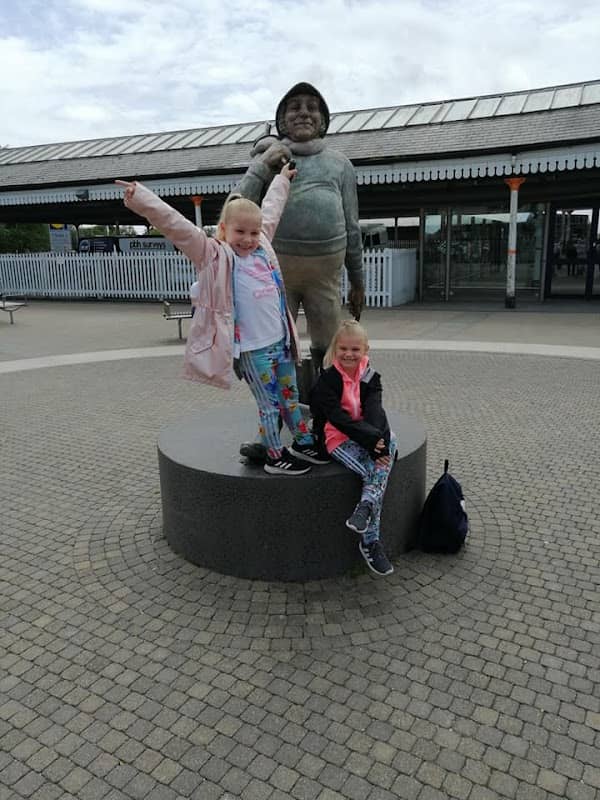 Jolly Fisherman Railway Statue - Image 2