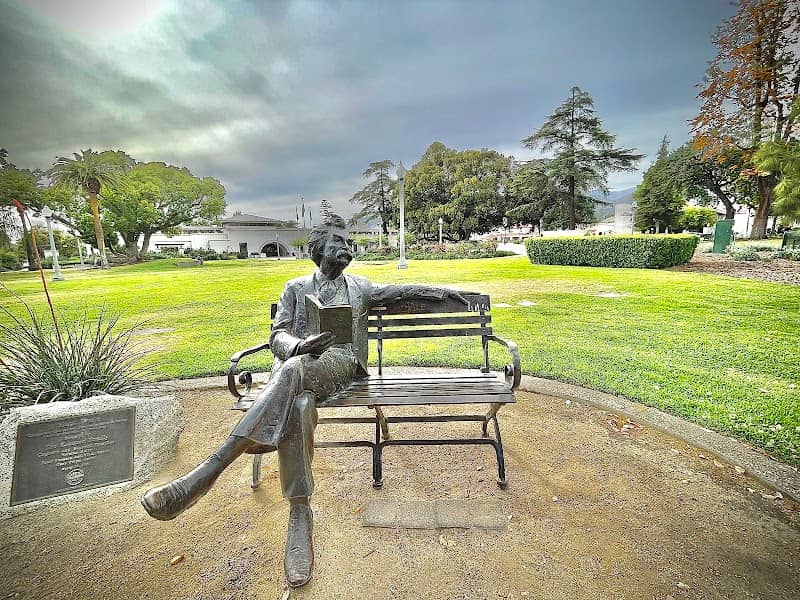 Mark Twain Statue - Image 1