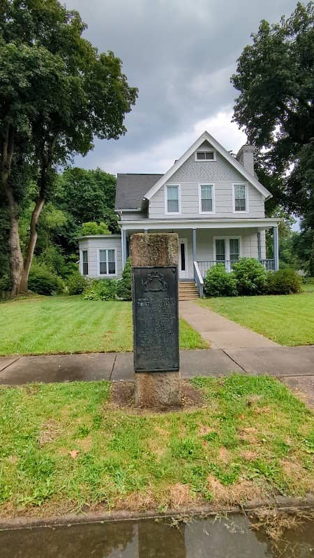 Fort Sullivan Old Burial Grounds Historical Marker - Image 1
