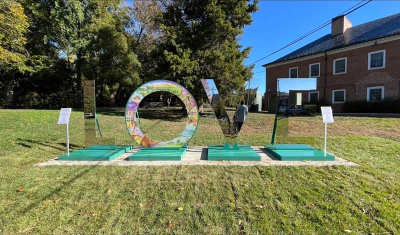 LOVE Sculpture - Image 2