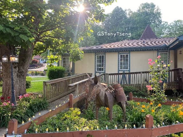 Horse Statues - Image 1