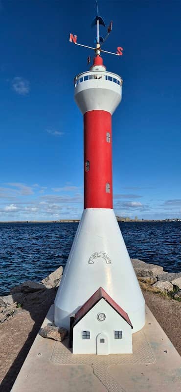 Lighthouse sculpture at Taylor Street Jetty - Image 1