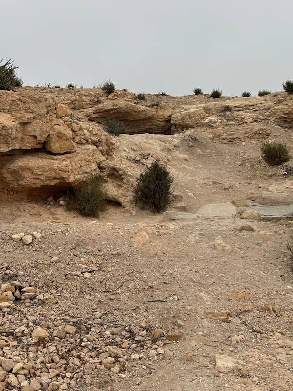 Cave and well - Image 1