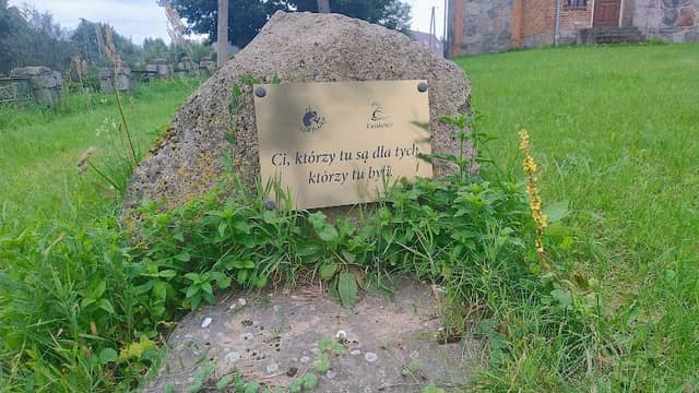 Kamień pamiątkowy byłego cmentarza - Image 1