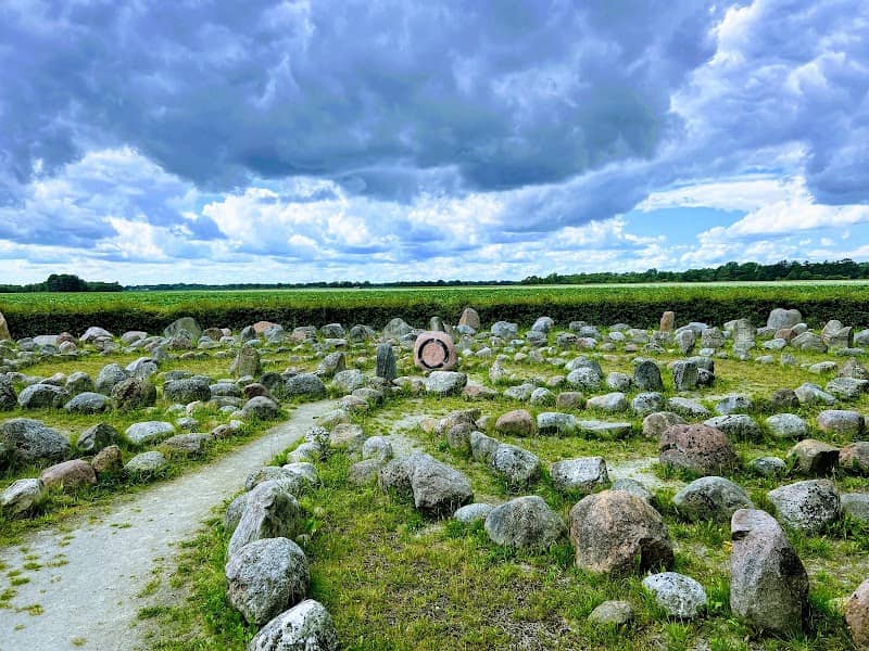 Gebroken cirkel, monument voor het meisje van Yde - Image 1