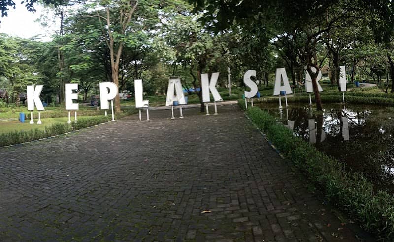 Smoking Shelter Taman Kebon Ratu - Image 1