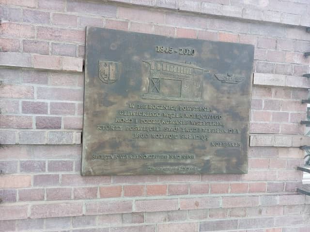 Tablica pamiątkowa W Hołdzie Kolejarzom - Image 1