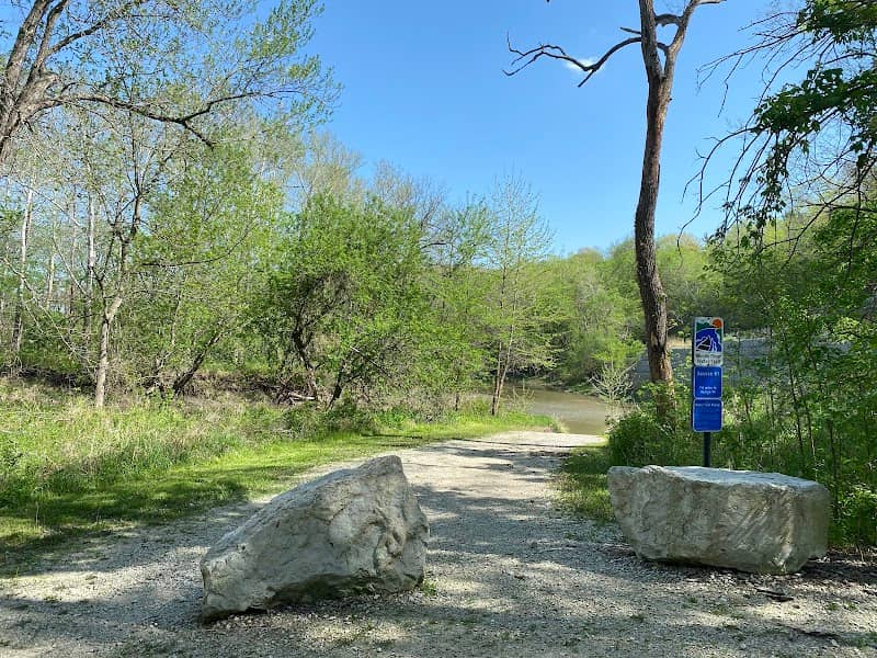 Middle River Water Trail Access #61 parking - Image 1