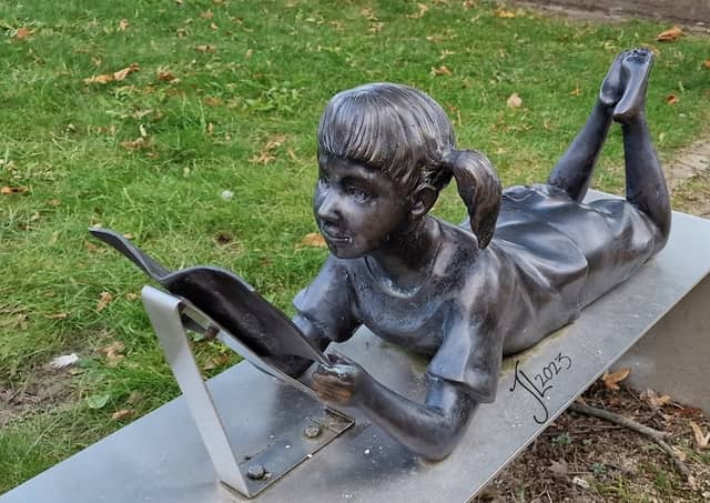 Bronzestatue Leseratte - Image 1