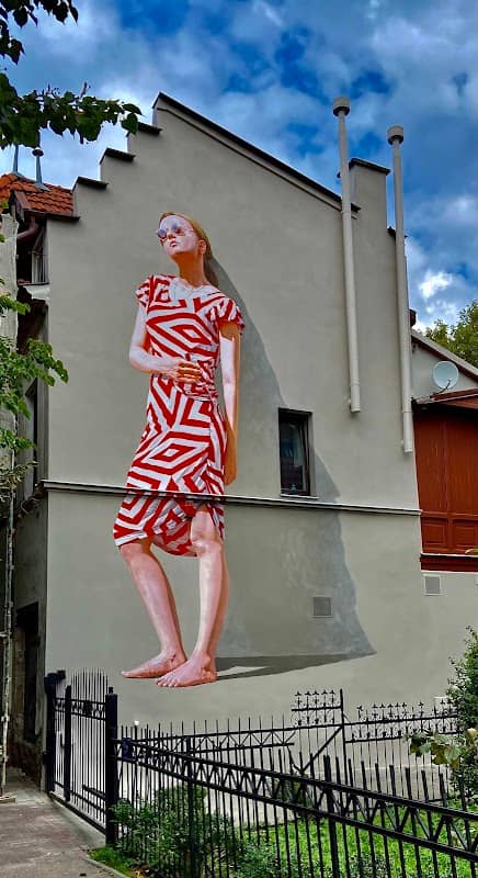Mural Turystka - Image 1