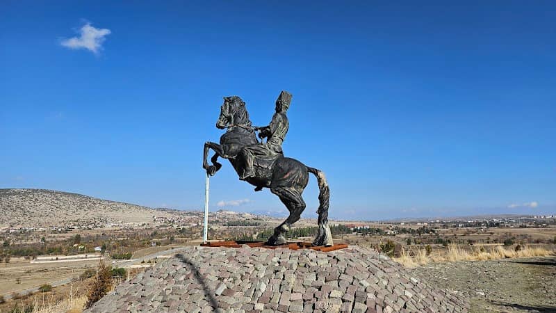 Bayrak ve Heykel - Image 1