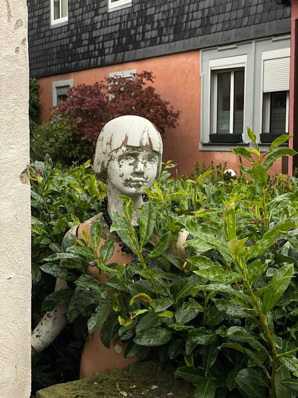 Schaufenster-Puppe im Garten - Image 1