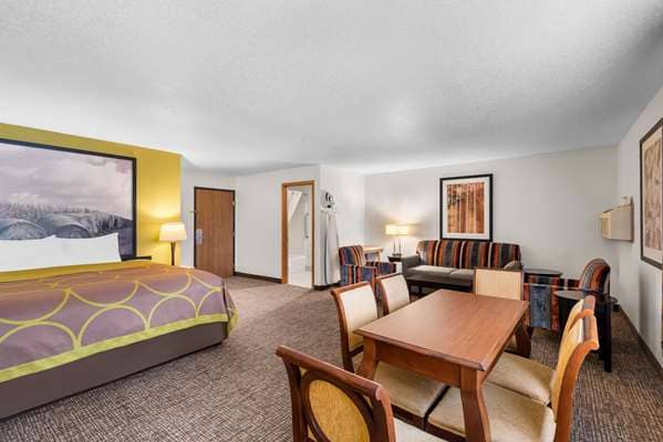 Super 8 by Wyndham Oelwein - Image 2