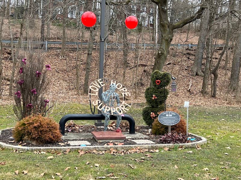 Circle of hope monument - Image 1