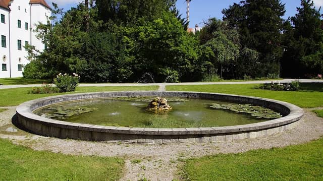 Brunnen im Schloss Park - Image 1