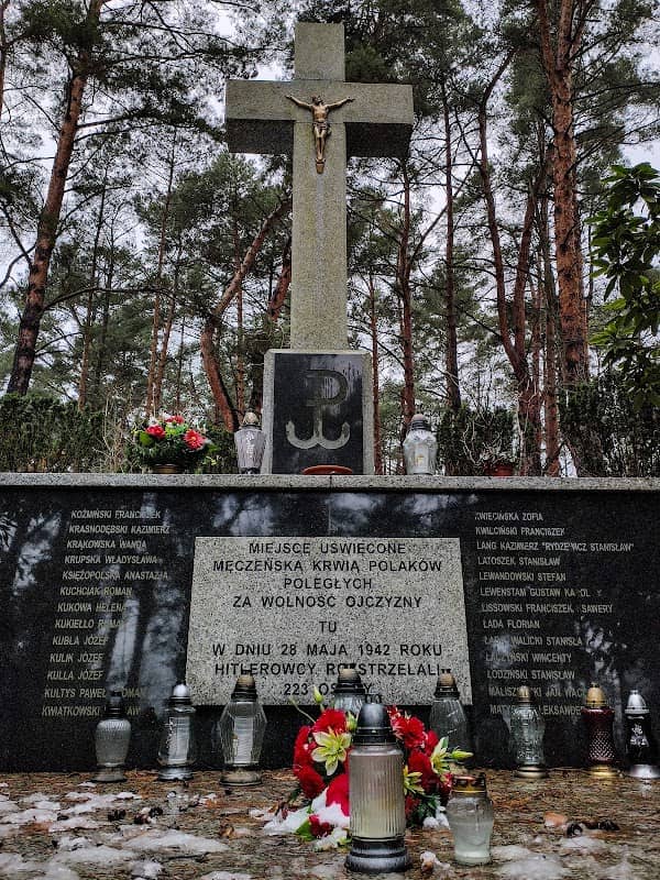 Pomnik - miejsce pamięci mordu Polaków - 1942 - Image 1