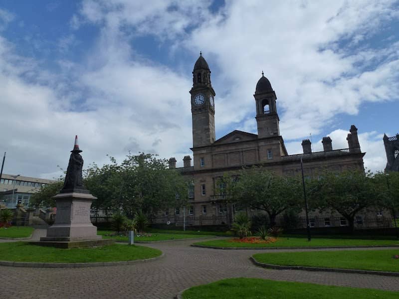 Queen Victoria Statue - Image 3