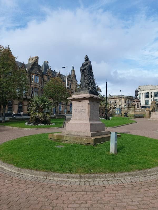 Queen Victoria Statue - Image 2