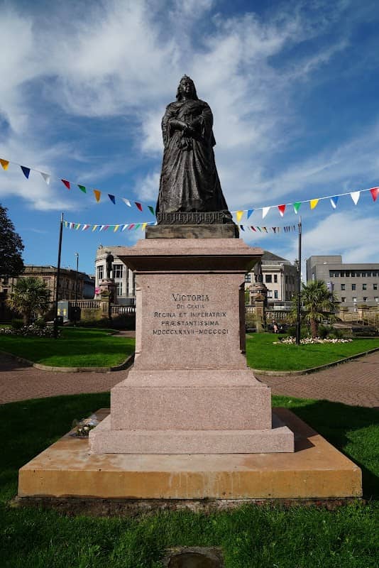 Queen Victoria Statue - Image 1