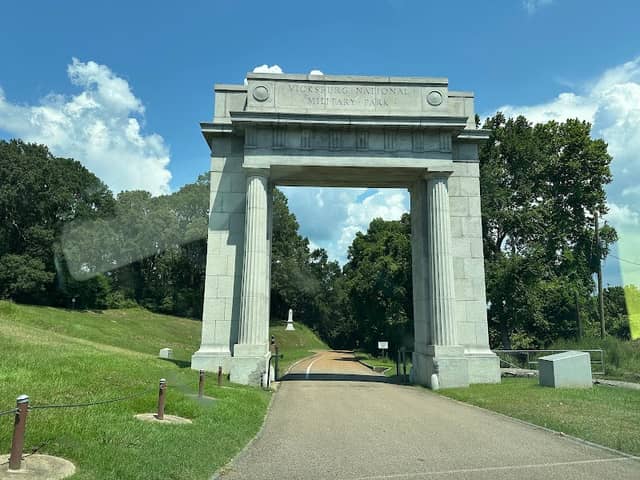 Memorial Arch - Image 1