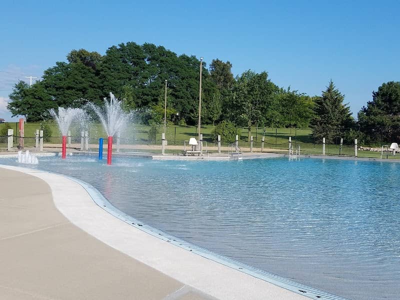 Fox Lake Swimming Pool - Image 2