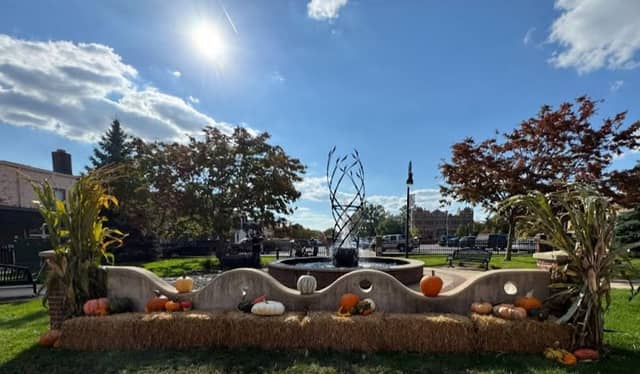Fountain Park - Image 1
