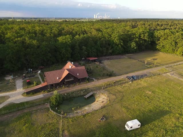 Stajnia Karczów - Stowarzyszenie Wilk Syty i Owca Cała - Image 1