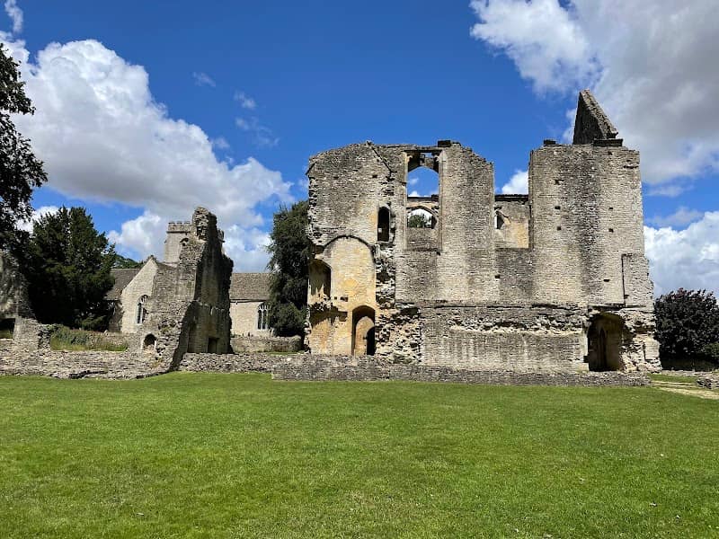 Minster Lovell Hall & Dovecote - Image 1
