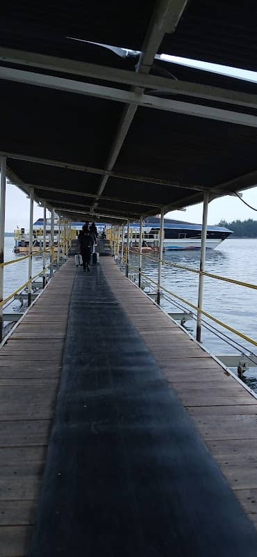 Pelabuhan kayangan - Image 1