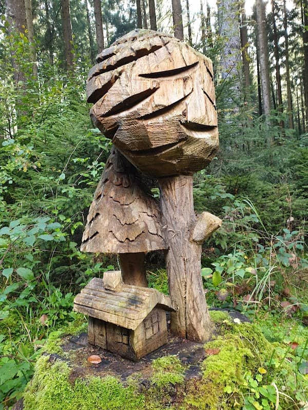 Holzkunstwerk im Wald - Image 1