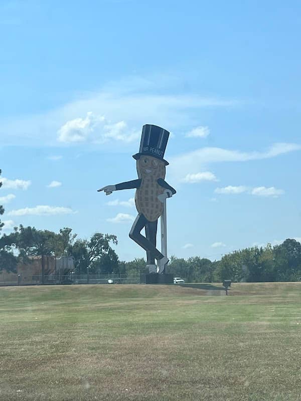 World's Largest Mister Peanut - Image 3