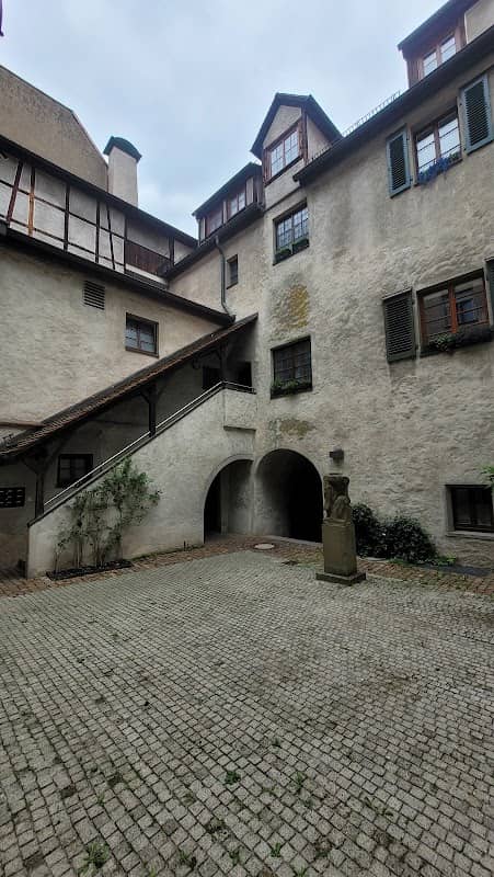 Innenhof mit Skulptur - Image 1