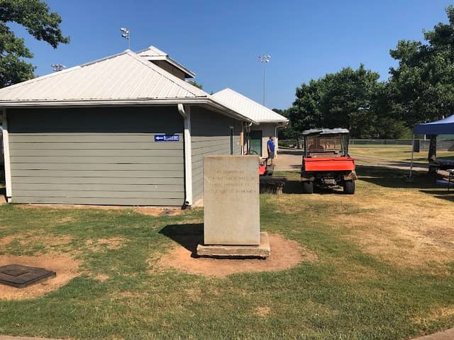 Monroe baseball park - Image 1