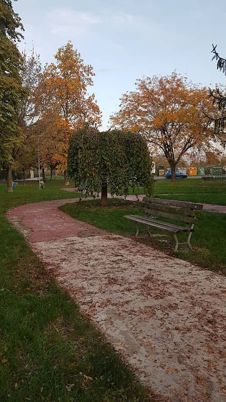 Parco pubblico con giochi per i bambini - Image 1