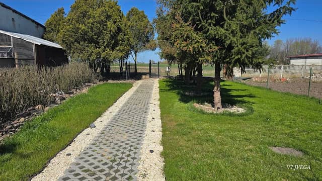 Wyszanów widok na salę wiejską w tle wieża dawny wjazd do pałacu rodziny Gilka Botzow - Image 1
