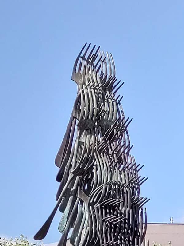 Les gourmandes (sculpture hommage aux Troisgros) - Image 1