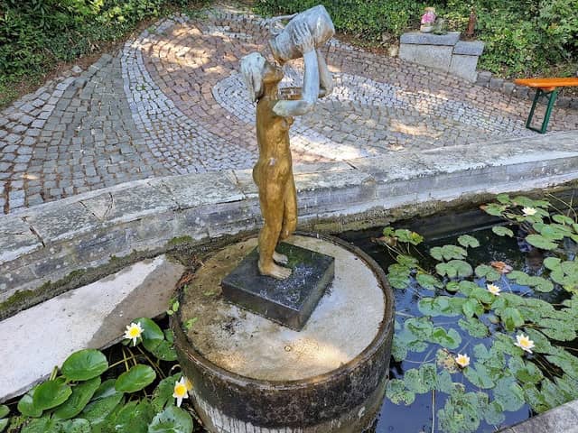 Wassergießerin-Brunnen, Renkenörener See - Karl-Heinz Metzger - Image 1