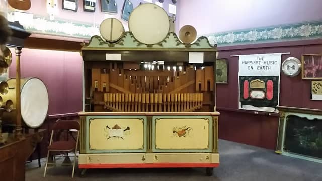 DeBence Antique Music World - Image 1